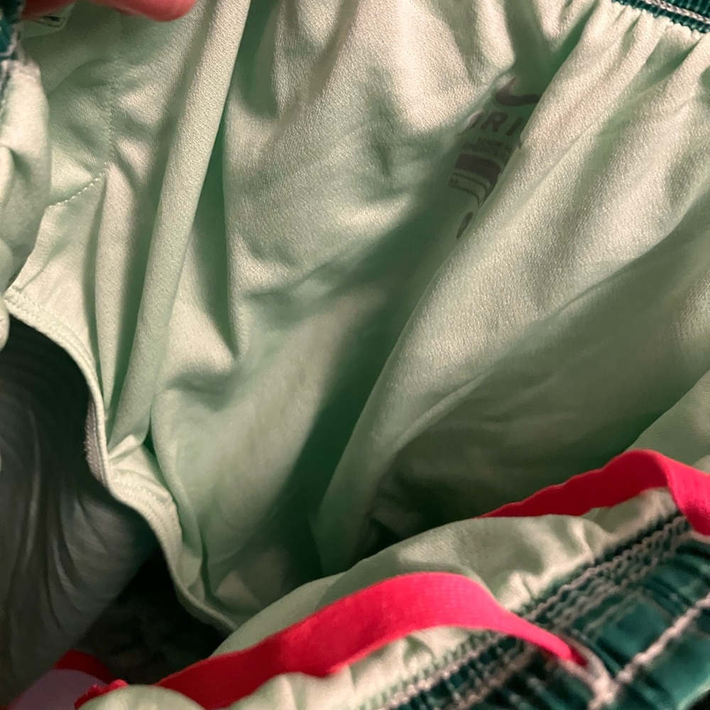 Nike Women’s Tempo Striped Running Shorts - Picture 8 of 8